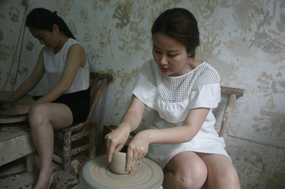 年輕采編播人員在長沙銅官窯體驗陶器制作