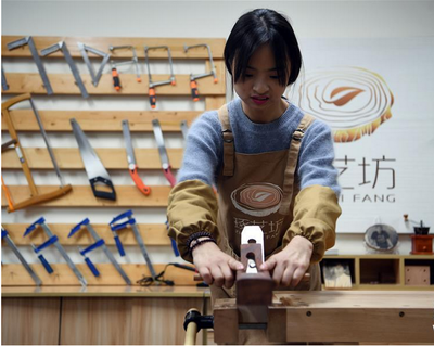 女孩創業當‘木匠’ 翻譯服務